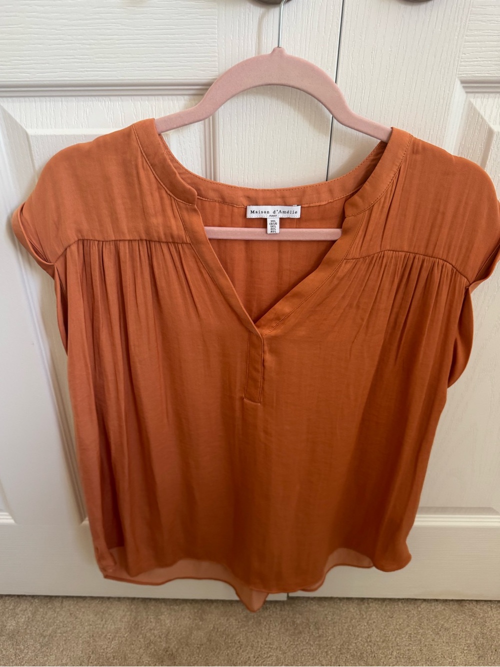 Women’s short sleeve silky top. Size L.